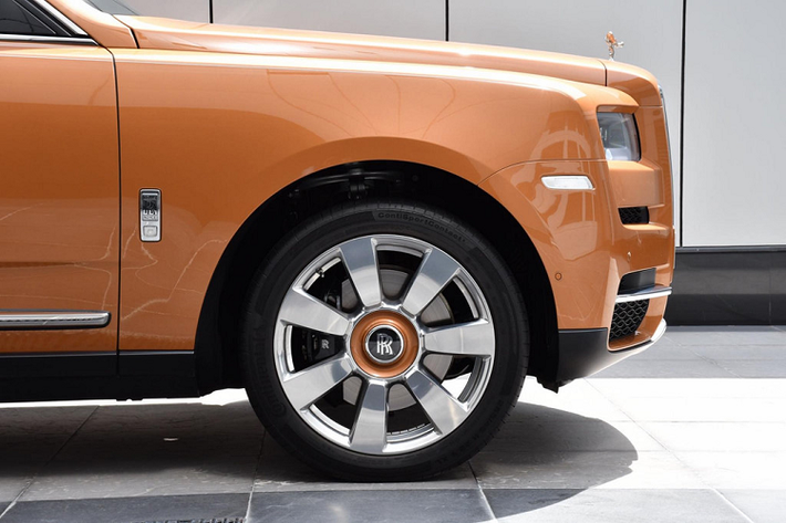 Với Rolls-Royce thì bất cứ cái tên riêng nào cũng có một câu chuyện đằng sau. Tên gọi của màu sơn Tuscan Sun được lấy cảm hứng từ tác phẩm điện ảnh nổi tiếng Under the Tuscan Sun – bộ phim đưa người xem tới xứ Tuscany (Italy) với ánh mặt trời rực rỡ và những chuyện tình lãng mạn.