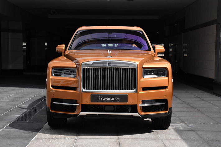 Sau hơn một năm ra mắt, SUV siêu sang Rolls-Royce Cullinan đang dần “phổ thông” hơn trong giới siêu giàu. Chính vì lẽ đó, một số đại gia với ví tiền “sâu thẳm” không muốn chiếc xe của mình trở nên đại trà như vậy. Để khắc phục điều đó, cá nhân hóa màu sơn xe cũng là một giải pháp hay mà không quá phức tạp.