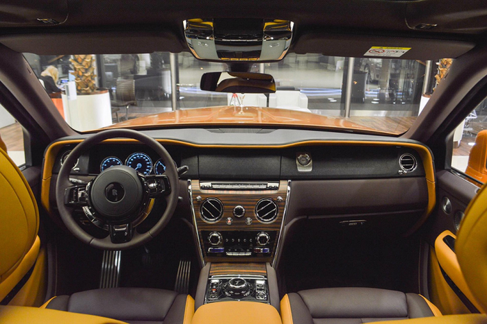 Chiếc Rolls-Royce Cullinan màu độc trong bài là bản bespoke (đặt riêng) và đang được trưng bày tại một đại lý ở Abu Dhabi. Chiếc SUV gây ấn tượng với diện mạo mang màu nâu Tuscan Sun độc đáo, khá lạ mắt so với các tông màu trắng, đen hay đỏ thường thấy.