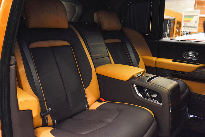 Ngoại thất xe còn có một số điểm nhấn khác như đường coachline màu trắng Seashell chạy dọc thân xe, phía trung tâm của la-zăng được hoàn thiện trong màu Tuscan Sun để đồng bộ với nước sơn chủ đạo.