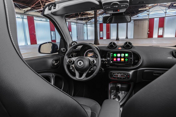 Tuy sở hữu ngoại hình nhỏ gọn nhưng bộ đôi EQ ForTwo và EQ ForFour lại được thiết kế khá nhiều các không gian chứa đồ nhỏ. Hãng xe ôtô Smart cho biết, những khoang chứa đồ này đủ lớn và rộng rãi để chủ nhân có thể chứa được nhiều phụ kiện thường dùng như điện thoại, các khay để cốc... chúng đều có thể tháo rời khá linh hoạt.