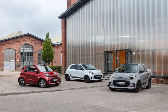 Chuẩn bị ra mắt tại Triển lãm ôtô Frankfurt vào ngày 10/9 tới, các mẫu xe ôtô điện Smart EQ ForTwo và EQ ForFour được thiết kế với cảm hứng dựa trên bản concept ForEase và ForEase +. Nhìn từ phía trước, bộ đôi xe điện mới của Smart mang tới một diện mạo đầy hấp dẫn với bộ lưới tản nhiệt hình tổ ong nổi bật. Kết hợp với đó còn là hệ thống đèn pha LED có thiết kế khá cầu kỳ cùng và khe hút gió theo dạng dọc đặt bên hông. Những thay đổi từ phía bên hông xe là không quá rõ rệt.