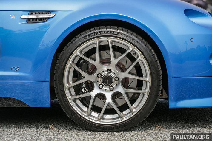 Xe được trang bị bộ vành hợp kim 19 inch đa chấu thể thao đi kèm kẹp phanh Brembo hàng hiệu.
