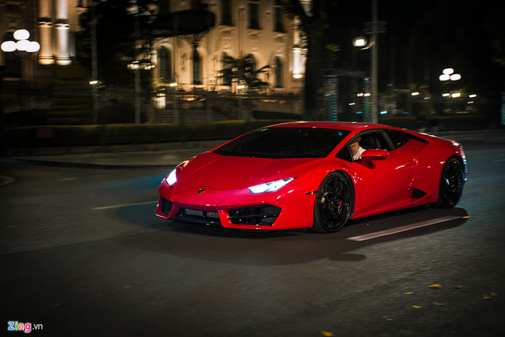 Buổi offline còn có sự xuất hiện của chiếc Lamborghini Huracan một cầu chính hãng đầu tiên tại Việt Nam. Mẫu xe này từng lỡ hẹn hành trình Car Passion 2019 và được đưa từ TP.HCM về Hà Nội và thay màu áo mới.