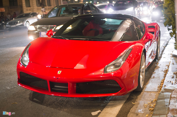 Siêu xe Ferrari 488 GTB của thương hiệu "ngựa chồm" có số lượng đông đảo nhất tại Việt Nam với hơn 10 chiếc. Mẫu xe này trang bị động cơ tăng áp kép V8 3.9L, sản sinh công suất 660 mã lực và mô-men xoắn 760 Nm. Nó có thể tăng tốc 0-100 km/h trong 3 giây trước khi đạt tốc độ tối đa hơn 325 km/h.
