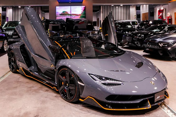 Bên trong, nội thất của chiếc Centenario Roadster hàng hiếm này được bọc da lộn Alcantara màu đen kết hợp cùng nhiều chi tiết và chỉ khâu tương phản màu cam nổi bật.