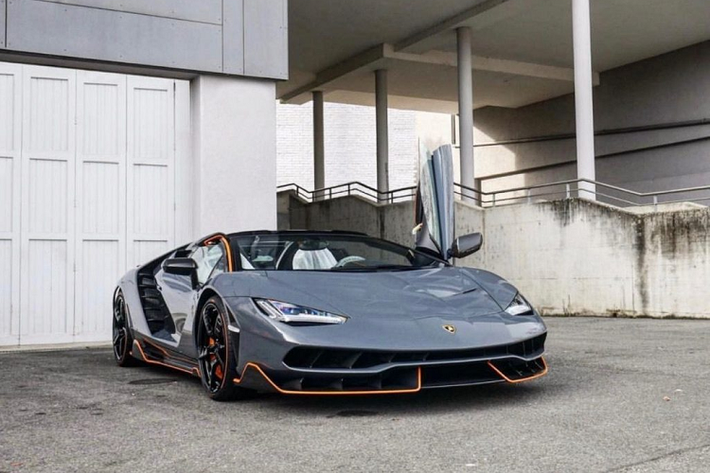 Chiếc siêu xe Lamborghini Centenario Roadster này được chủ nhân trước của nó cá nhân hóa thông qua bộ phận Ad Personam của Lamborghini. Chính vì thế, chiếc xe sở hữu màu sơn xám (Grigio Telesto) độc đáo. Màu sơn này kết hợp cùng những chi tiết bằng sợi carbon bóng và những đường kẻ màu cam chạy khắp các viền xe tạo vẻ nổi bật.