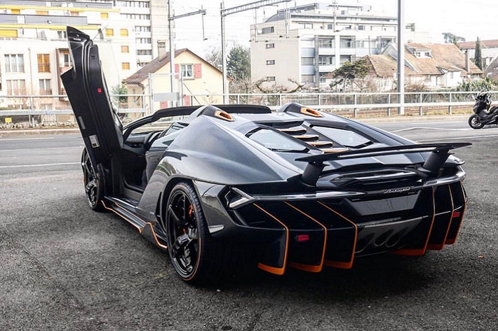 Khi được ra mắt vào cuối năm 2017 tại sự kiện Pebble Beach Concours d’Elegant tại Mỹ, Lamborghini công bố giá bán Roadster Centenario khi đó chỉ 1,9 triệu đô-la.