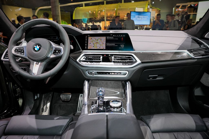 Không gian nội thất của X6 M50i 2020 vẫn mang nhiều nét tương đồng với X5 mới nhất. Tuy nhiên, các trang bị bên trong của X6 M50i 2020 lại mang đậm tính thể thao với nhiều chi tiết bằng sợi carbon và nổi bật hơn cả phải kể tới cần số pha lê tuyệt đẹp vốn chỉ có trên mẫu SUV Full-size BMW X7.