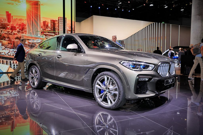 Được ra đời cách đây 11 năm, mẫu xe SUV BMW X6 đã đón nhận những thành công ngoài mong đợi của nhà sản xuất. Nó đã buộc các đối thủ truyền kiếp của hãng xe xứ Bavaria như Mercedes-Benz và Audi phải nhanh chóng đưa ra các "quân bài chủ lực" để đối trọng, trong đó nổi bật với những cái tên như GLE Coupe hay Q8.