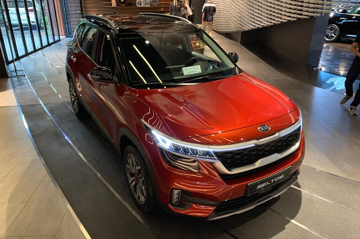 Vừa ra mắt thị trường Hàn Quốc, giá xe Kia Seltos 2019 bán ra từ 19.29 – 26.36 triệu won (tương đương 383 – 523 triệu đồng). Mẫu xe thành thị gầm cao này ra đời cạnh tranh trực tiếp với các đối thủ Hyundai Kona, Toyota C-HR, Honda HR-V, Mazda CX-3 và Ford EcoSport.