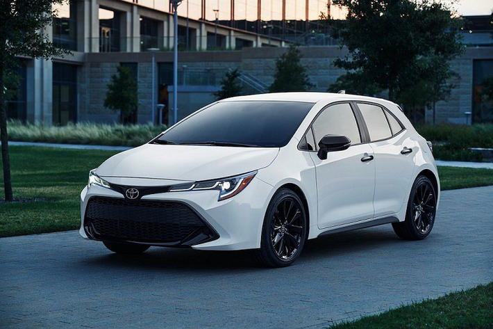 Dựa trên cơ sở model cấu hình hạng trung SE CVT trước đó, phiên bản Nightshade của Toyota Corolla đã được trang trí lại tổng thể để trông "ngầu" hơn.