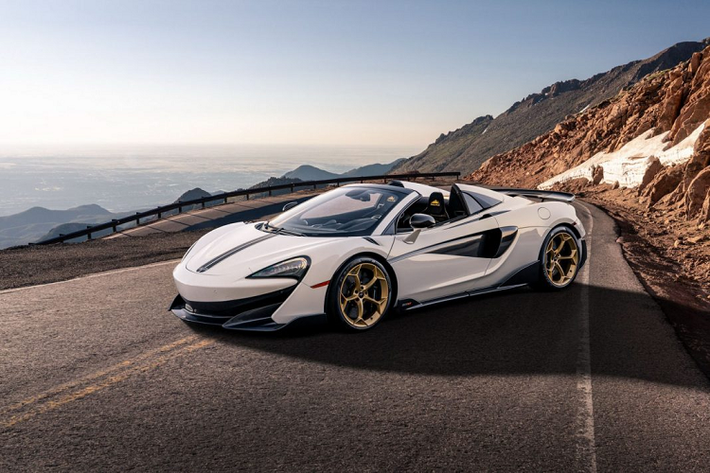 Bên trong, nội thất của Mclaren 600LT Spider Pikes Peak được bọc da lộn Alcantara màu đen với chỉ khâu tương phản màu vàng. Vô-lăng ba chấu thể thao được ốp sợi carbon, cùng với đó là đường chỉ vàng “Satin Gold” đặt tại hướng 12h.