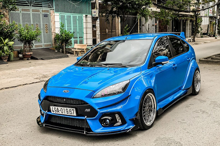 Nếu nhìn từ phía trước chính diện xe, khó ai có thể nhận ra đây là chiếc Ford Focus đời cũ, dễ nhầm lẫn với mẫu Focus ST đời mới 2018.