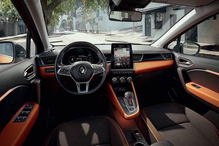 Bên trong cabin, chi tiết ấn tượng nhất của Captur là hệ thống thông tin giải trí lấy cảm hứng từ điện thoại thông minh Easy Link mới. Khách hàng có thể lựa chọn 1 trong 3 cấu hình hệ thống này tuỳ phiên bản: màn hình 7 inch, 7 inch với tính năng định vị và 9,3 inch có định vị.