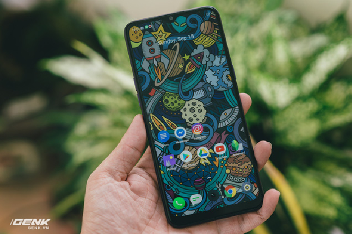 Một điểm 'hơn' nữa của Realme 5 so với bản Pro là kích thước màn hình. Máy có màn hình 6.5 inch LCD, đáng tiếc là vẫn dừng lại ở độ phân giải 720p chứ chưa được nâng cấp lên FullHD. Nhìn chung đây là một chiếc máy có một số điểm 'hơn người' nhưng cũng phải có một số thứ phải cắt giảm để giữ mức giá tầm trung của nó, song một số có thể được giải quyết nếu ta nâng cấp lên phiên bản Realme 5 Pro cao cấp hơn!