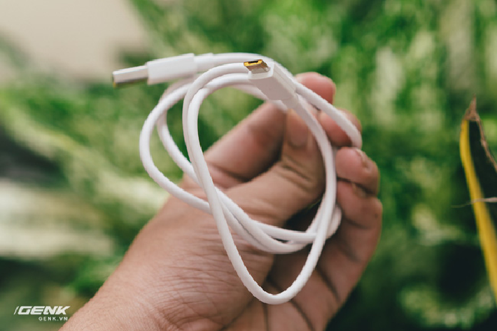Realme 5 hoàn toàn mới vẫn sử dụng chuẩn micro USB chứ chưa được nâng cấp lên USB Type-C giống như phiên bản Pro, nhưng dây vẫn được hãng làm dày dặn và có sơn màu vàng ở 2 đầu.