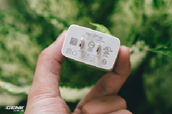 Bộ sạc này có nguồn 5V/2A, tức 10W. Đây là một điểm cắt giảm của phiên bản thường so với Pro, khi Realme 5 Pro có sạc VOOC 3.0 20W. Ngược lại thì điểm hơn của Realme 5 lại nằm ở dung lượng pin, khi máy có viên pin dung lượng lên tới 5000mAh, vượt mặt bản Pro với 4035mAh và gần như tất cả smartphone khác trên thị trường!