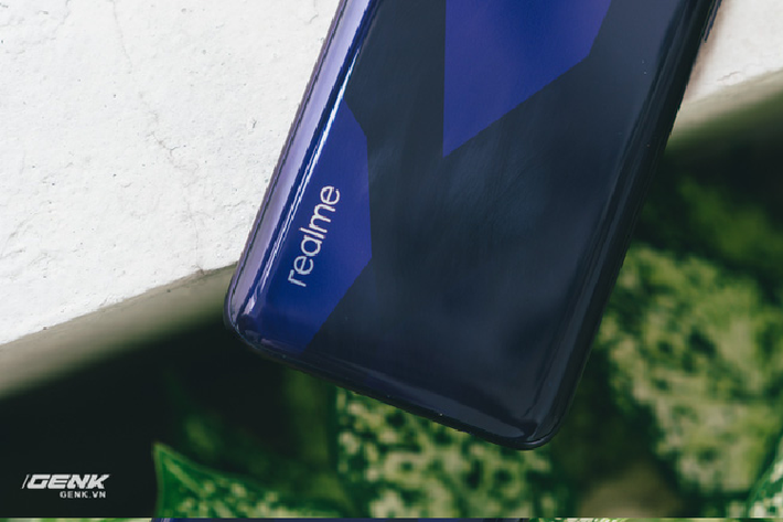 Và đây là tính năng 'ăn tiền' nhất của Realme 5 Series: hệ thống 4 camera ở mặt sau. Ở phiên bản 5 thường này ta có camera chính 12MP (nâng lên 48MP ở bản Pro), camera siêu rộng 13mm 8MP, camera chuyên macro 2MP và cảm biến đo chiều sâu 2MP. Ngay bên cạnh ta có cảm biến vân tay (tốc độ đọc vẫn rất nhanh).