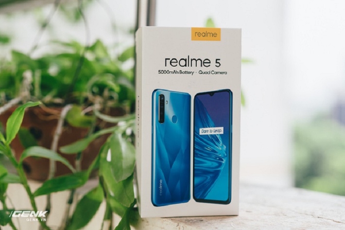 Mẫu điện thoại Realme 5 được đựng trong một hộp nhỏ nhắn, với tất cả những tính năng đặc biệt nhất của máy được in luôn ở mặt trước!