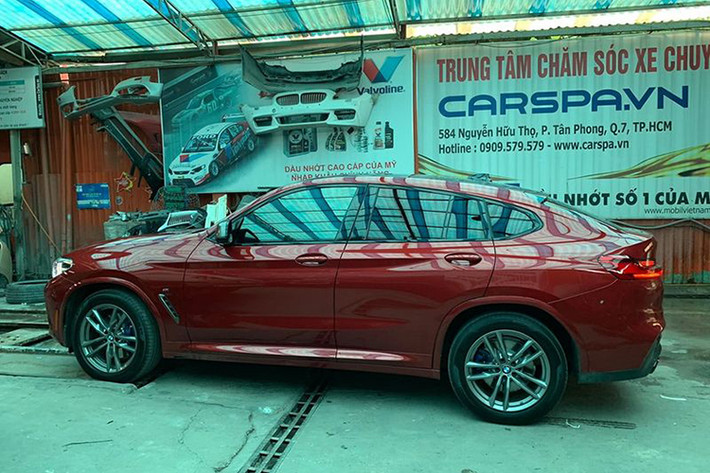 Giá xe BMW X4 mới này chưa được tiết lộ. Trong danh sách giá tính phí trước bạ vừa được Bộ Tài chính bổ sung, giá của BMW X4 M40i là 3,4 tỷ đồng, phiên bản X4 xDrive20i xLine chính hãng là 2,959 tỷ đồng.