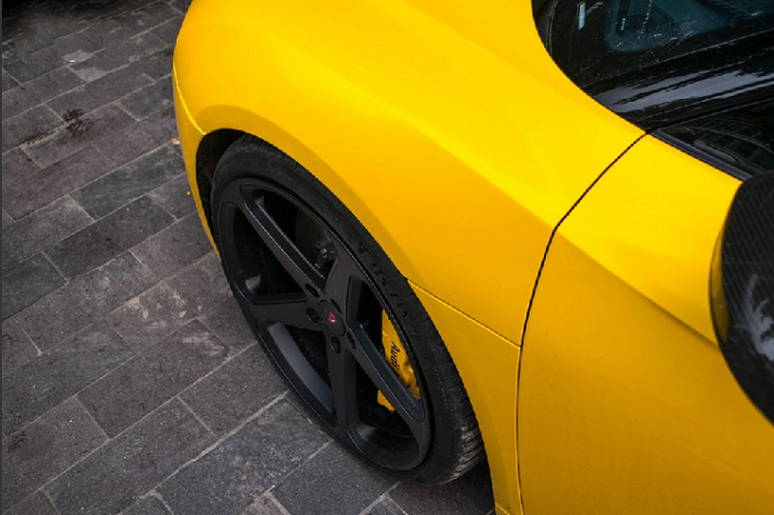Thay đổi đầu tiên dễ dàng nhận thấy nhất trên Audi R8 V10 Plus chính là cụm đèn chiếu sáng với công nghệ Full-Led cùng thiết kế góc cạnh và sắc sảo, mang đậm phong cách của Audi. Bên dưới cụm đèn là hốc hút gió cỡ lớn giúp tăng tính khí động học cho xe. Đi kèm cùng bộ mâm độ của Vossen còn có kẹp phanh sơn màu xám và bộ phanh gốm carbon.