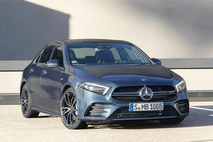 Giá xe Mercedes-AMG A35 2020 như vậy đã bao gồm phí giao xe và tất cả chi phí lăn bánh khác. Đại lý sẽ giao xe cho khách hàng từ tháng tới, bản sedan sẽ được giao xe trong tháng 10.