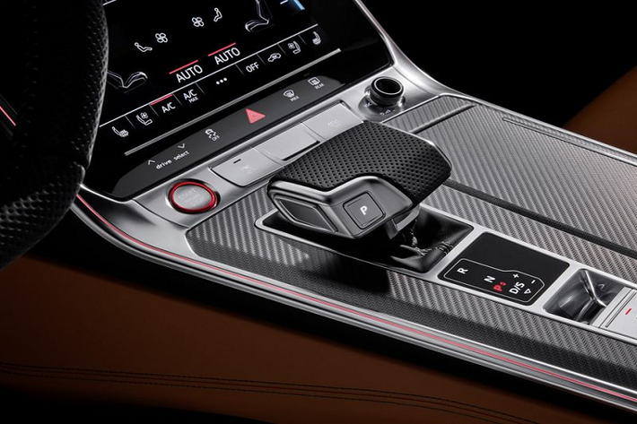 Tất nhiên, cabin RS6 Avant không thể thiếu những điểm nhấn đặc trưng của dòng xe Audi RS, bao gồm ghế thể thao RS, vô lăng đáy phẳng và màn hình kỹ thuật số giao diện RS cung cấp thông tin vè áp suất lốp, mô-men xoắn, công suất, nhiệt độ dầu động cơ, áp suất tăng, đo gia tốc, lực g, lap time. Bên trong xe còn có nhiều chi tiết làm bằng sợi carbon cùng bộ bàn đạp hợp kim và huy hiệu quattro màu đỏ trên bảng điều khiển.