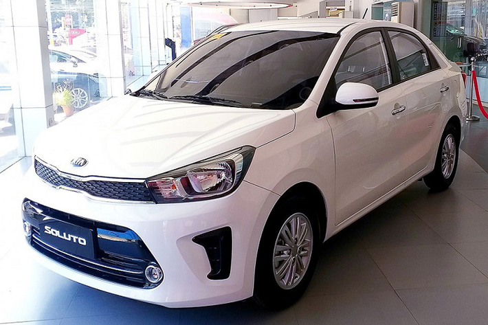 Thiết kế của Kia Soluto mang nhiều nét tương đồng với mẫu xe anh em Rio - vốn đã ngừng bán tại Việt Nam bấy lâu. Xe được trang bị đèn pha dạng halogen, trong khi đèn sương mù nằm ở phần cản trước, hơi lệch về phía trung tâm. Lưới tản nhiệt mũi hổ đặc trưng. Bộ mâm theo xe có kích thước 14 inch.