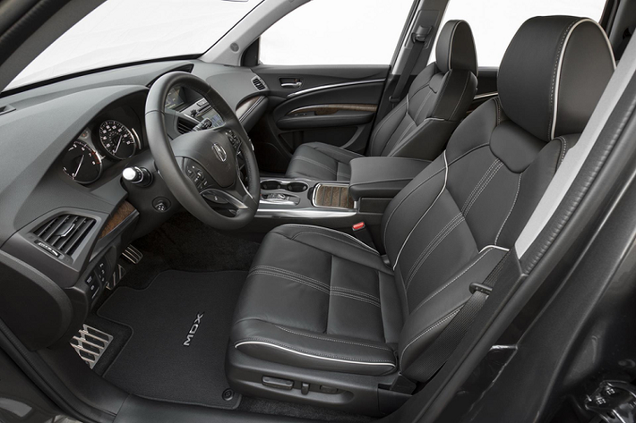 Acura MDX Sport Hybrid 2020 có nhiều chi tiết trang trí bằng gỗ ôliu màu tro (Desert Olive Ash), ghế và ốp cửa khâu chỉ tương phản, khu trung tâm ốp gỗ (gói Advance).