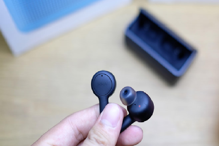 Phần treble trên RHA TrueConnect được đẩy mạnh, phù hợp khi nghe nhạc giao hưởng, đàn dây. Bên cạnh đó, chất âm của model này được đánh giá khá cao về độ chi tiết, độ chắc của âm bass.