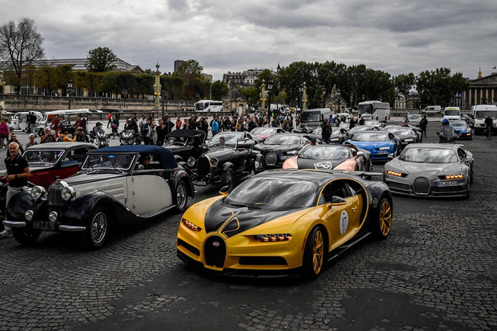 Bugatti Chiron là mẫu siêu xe mới nhất của Bugatti. Chiếc xe này vừa đạt tốc độ 483 km/h, phá kỷ lục thế giới trên đường thử tại Đức, song kết quả này vẫn chưa được tổ chức Guinness ghi nhận một cách chính thức bởi cần phải thực hiện ở cả 2 chiều đường thử (Chiron chỉ được thử nghiệm trên một chiều).