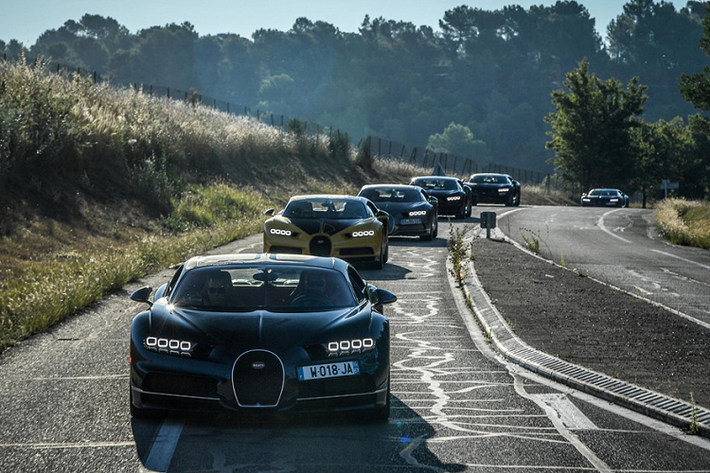 Bugatti được coi là "hãng xe của những kỷ lục" khi sở hữu những siêu xe đắt nhất thế giới (Bugatti La Voiture Noire - 19 triệu USD) và nhanh nhất thế giới (siêu xe Bugatti Chiron - 483 km/h).