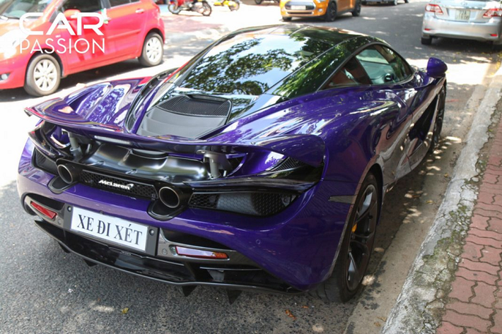 Bên cạnh màu này, Mclaren 720S còn có mặt tại Việt Nam với ba màu sơn khác là trắn (Glacier White), đỏ (Memphis Red) và cam (Mclaren Orange). Giá bán của Mclaren 720S tại Việt Nam ở thời điểm này ở mức trên 22 tỷ đồng tùy vào phiên bản cấu hình xe.