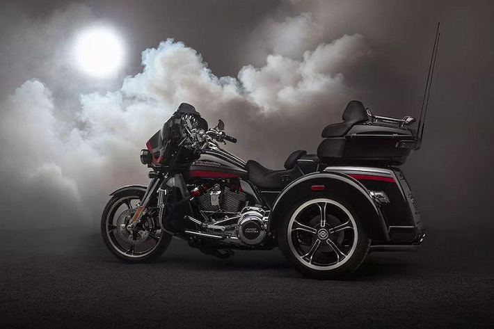 Dựa trên cơ sở chiếc Tri Glide Ultra bình thường, Harley-Davidson CVO Tri Glide là mẫu môtô 3 bánh đầu tiên được bộ phận xe độ Custom Vehicle Operation của hãng xe Mỹ tạo ra trong lịch sử.