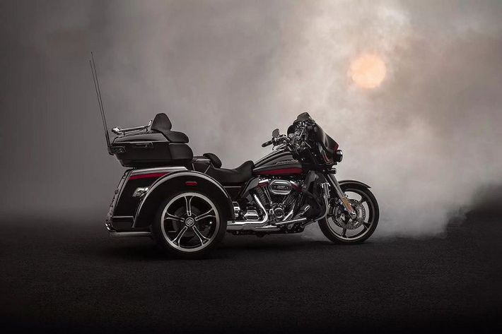 Low Rider S không chỉ là mẫu xe mới thứ 2 xuất hiện trong dòng sản phẩm 2020 của hãng xe môtô đình đám Mỹ. Với đời xe năm sau, hãng cũng giới thiệu thêm một dòng môtô 3 bánh mới là Harley-Davidson CVO Tri Glide 2020.