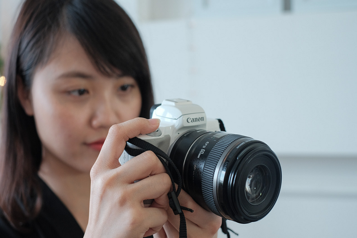 7. Số lượng ống kính EF-M chưa nhiều, cần dùng thêm ngàm chuyển
