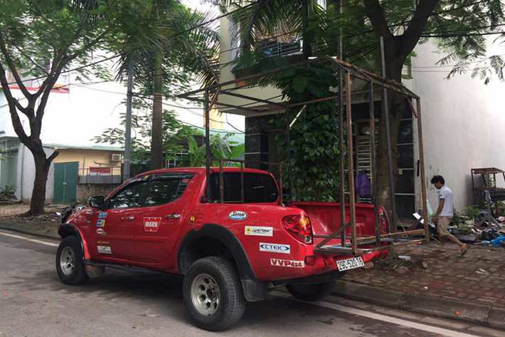 Đầu tiên, anh Trung phải dựng khung hình căn phòng rất vững chắc sau thùng bán tải của xe.