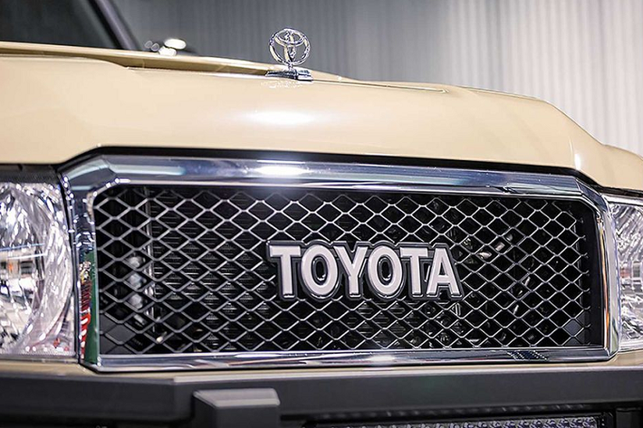 Logo Toyota to bản mở mặt ca-lăng và logo nổi ở đầu xe. Tất cả đã tạo nên 1 diện mạo hầm hố và khoẻ khoắn cho toàn bộ ngoại thất của xe. Công bằng mà nói, bản độ Toyota Land Cruiser Supertourer giống như một "chiến binh" Off-Road thực sự.