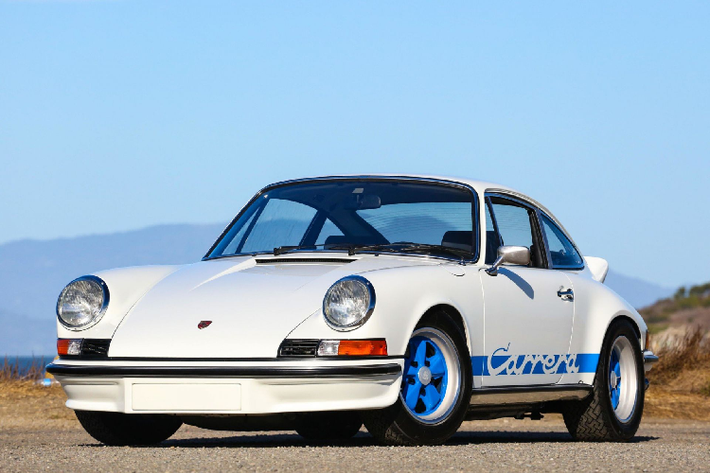 Chiếc xe Porsche cổ 1 gương này từng có giá bán lên tới 430.000 USD trước ngày đấu giá, không ngạc nhiên nếu chiếc xe này sẽ được đẩy giá lên tới 1 triệu USD. Chiếc xe đặc biệt này có màu trắng Grand Prix với viền ngoại thất màu xanh, được phục hồi toàn diện trong từ 2014 tới 2015, động cơ 2.7L được làm lại, vỏ ngoài được sơn lại và nội thất được làm mới.