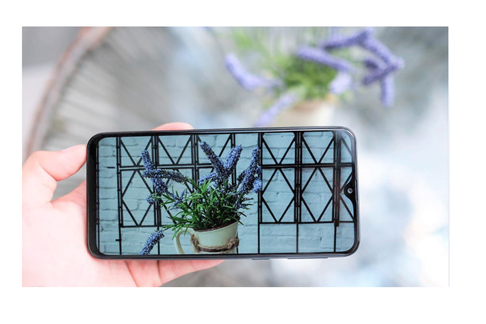 Galaxy M20 (5 triệu đồng) là smartphone có màn hình khuyết đỉnh hình chữ U đầu tiên của Samsung, giúp tối ưu không gian hiển thị mặt trước. Viên pin của máy có dung lượng lớn 5.000 mAh, tích hợp công nghệ sạc nhanh. Máy cũng hỗ trợ camera kép cho phép chụp hình dễ hơn trong nhiều điều kiện. Model này dùng vỏ bằng chất liệu nhựa, độ hoàn thiện ở mức khá.