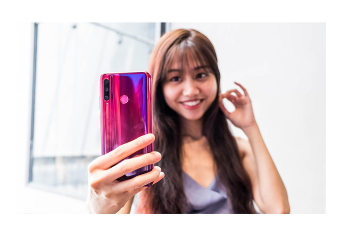 Honor 20 Lite (5 triệu đồng) là smartphone giá rẻ đầu tiên của Honor được trang bị camera selfie có độ phân giải lớn 32 MP, tích hợp tính năng làm đẹp nhiều cấp độ. Model này sở hữu hệ thống 3 camera sau, bao gồm 24 MP, 2 MP và 8 MP cho khả năng chụp ảnh khá tốt. Nhược điểm của model này đến từ mặt lưng nhựa, cho cảm giác cầm nắm không thật sự cứng cáp. 