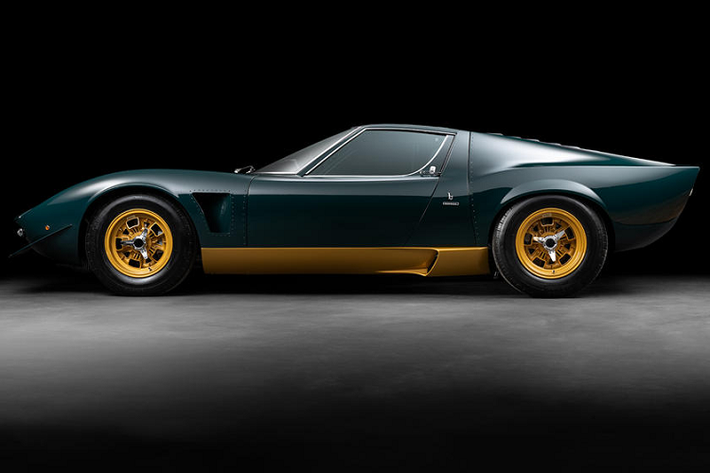 Ra đời vào năm 1969, chiếc Lamborghini Miura sở hữu màu sơn nguyên bản là màu xanh dương (Blu Notte) cùng nội thất được bọc da màu đen Pelle Nera.