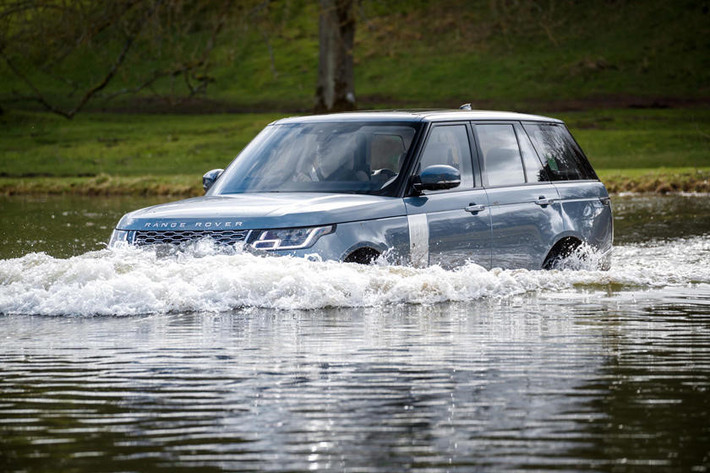 Range Rover được đánh giá là SUV địa hình hạng sang tốt nhất năm 2018.