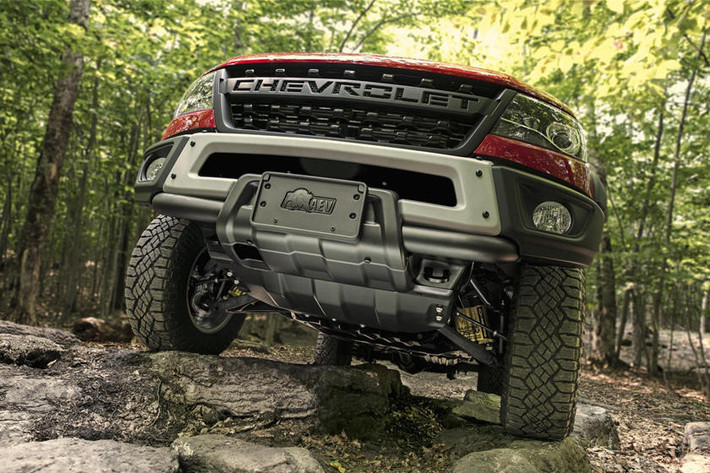 Chevrolet Colorado ZR2 Bison 2019 được giới thiệu là mẫu xe có được khả năng off-road trên nhiều địa hình phức tạp. Đầu xe có khóa vi sai trước và sau, bộ giảm chấn đa cực,.. ... bổ sung các tấm trượt, vòm bánh xe lớn hơn, cản thép được đóng dấu cùng tời phía trước. Khung gầm của xe được trang bị 5 tấm bảo vệ gầm che chắn khu vực xả dầu động cơ, bình xăng, hộp số phụ, vi sai khóa cầu trước và cầu sau. Tất cả đều sử dụng vật liệu thép Boron chất lượng cao.