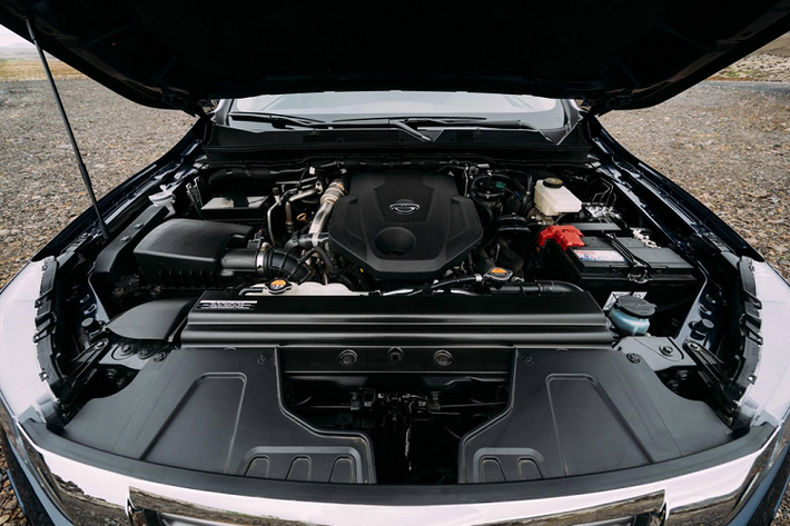 Cụ thể, động cơ diesel 2.5L trước đây được thay thế bằng động cơ 2.3L tăng áp kép với hai mức công suất khác nhau. Ở bản cao cấp, động cơ này cho công suất 187 mã lực, mô-men xoắn tối đa 450 Nm. Bản tiêu chuẩn có sức mạnh thấp hơn: 160 mã lực, 425 Nm