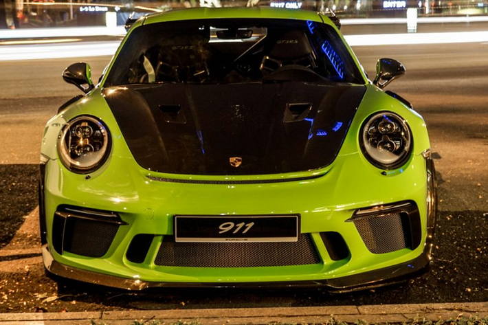Porsche bổ sung thêm một số công nghệ đáng chú ý trên xe và nâng cấp lại khối động cơ. Phần đầu xe mang thiết kế đẹp mắt nay được kết hợp với nắp ca-pô mới đến từ TechArt, các chi tiết ốp đèn xi-nhan ở hốc gió trước cũng được thay thế bằng ốp sợi carbon thể thao hơn.