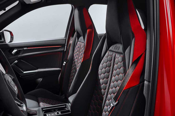 Giống như những chiếc Audi RS khác, điểm khác biệt dễ nhận ra nhất của RS Q3 đó là các ghế ngồi chần chỉ vân tổ ong, cùng với bộ pedal nhôm và vô-lăng thể thao. Bản thân cabin cũng được bọc trong những vật liệu cao cấp hơn Q3 thường như da Nappa màu đen và nhung nhân tạo Alcantara. Nếu muốn cá nhân hoá nội thất xe hơn nữa, Audi cung cấp tuỳ chọn chỉ thêu cũng như những điểm nhấn trang trí ở vành vô-lăng, dây an toàn, thảm trải sàn, cần số... màu xanh hoặc đỏ.