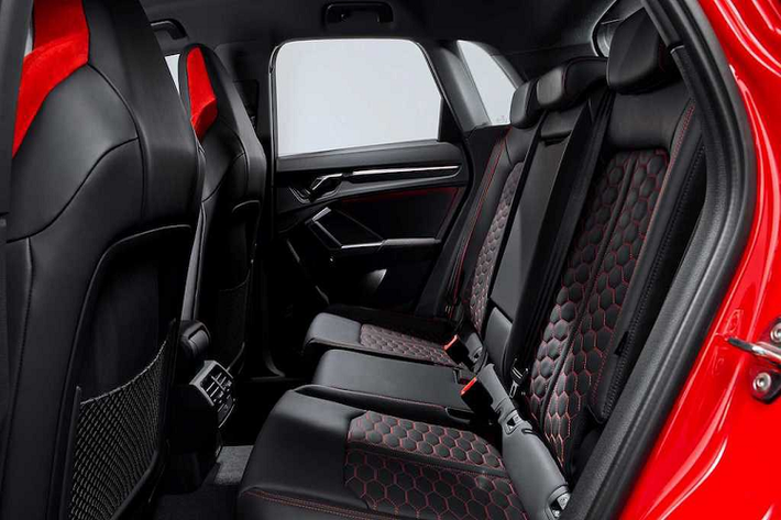 Nằm bên dưới nắp ca-pô của Audi RS Q3 2019 mới là khối động cơ 5 xi-lanh thẳng hàng, tương tự như một số dòng Audi thể thao khác như RS 3 Sportback hay TT RS. Đây là một loại động cơ đặc trưng của Audi khi cũng nổi tiếng từ chiếc quattro thập niên 80, và cũng khiến RS Q3 trở thành chiếc SUV/crossover duy nhất hiện tại có máy 5 xi-lanh. So với thế hệ động cơ 5 xi-lanh trước, cỗ máy này được cải tiến với lốc máy bằng nhôm để giảm tới 18kg.