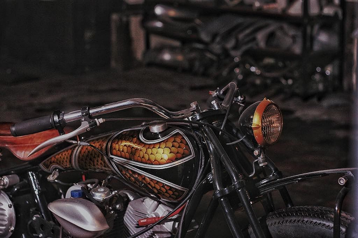 Sử dụng động cơ V-Twin được hãng S&S từ Mỹ chế tạo - vốn là máy độ từ thiết kế của Harley-Davidson, đặc điểm của những chiếc Road Hopper đó là khung cứng dạng hardtail không có hệ thống treo sau và phuộc trước dạng "giò gà" springer. Những đặc điểm này khiến chúng có kiểu dáng gợi nhớ về các dòng xe cổ điển từ thập niên 40 của Thế kỷ XX, nhưng cũng đồng thời đầy "chất chơi. Và chúng cũng đã định hình cho chiếc Roadhopper của 3D.